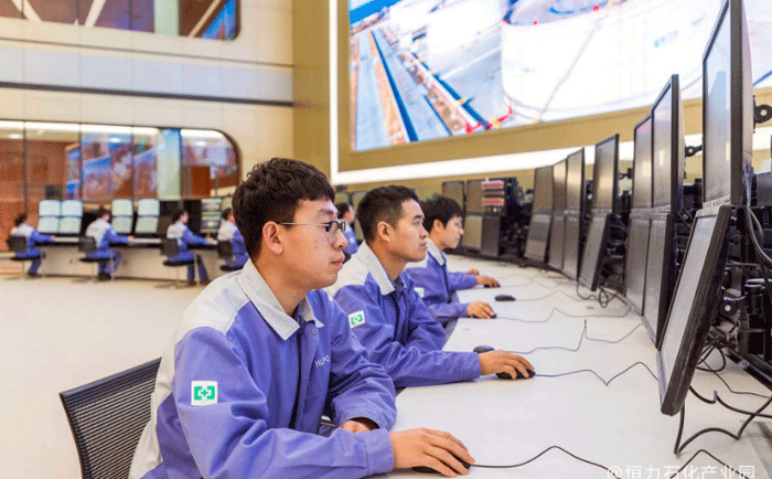 恒力2000萬噸/年煉化一體化項(xiàng)目中控室工作人員