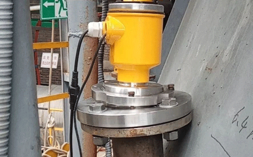 安裝在氫氧化鎂蓄水罐上的80G雷達(dá)物位計(jì)