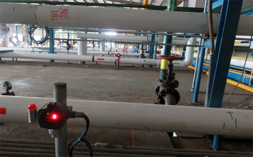 上圖鋼板平臺下面是氯氣儲罐