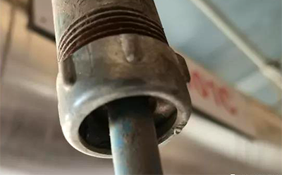 不采用撓性管連接時，管末端應加工成喇叭口或帶護線帽