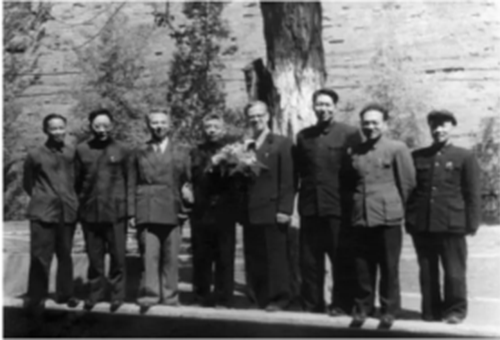一機部副局長、李慕愚、張協(xié)和羅鳳奇與蘇聯(lián)專家合影