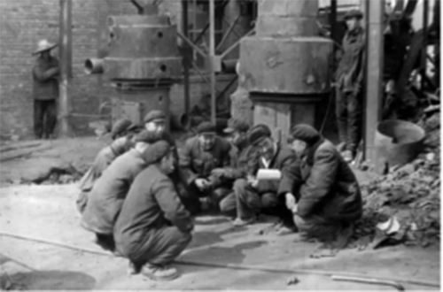 李幕愚與技術(shù)工人現(xiàn)場討論